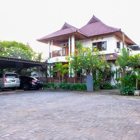 Friends Beach Hotel Kuta  外观 照片