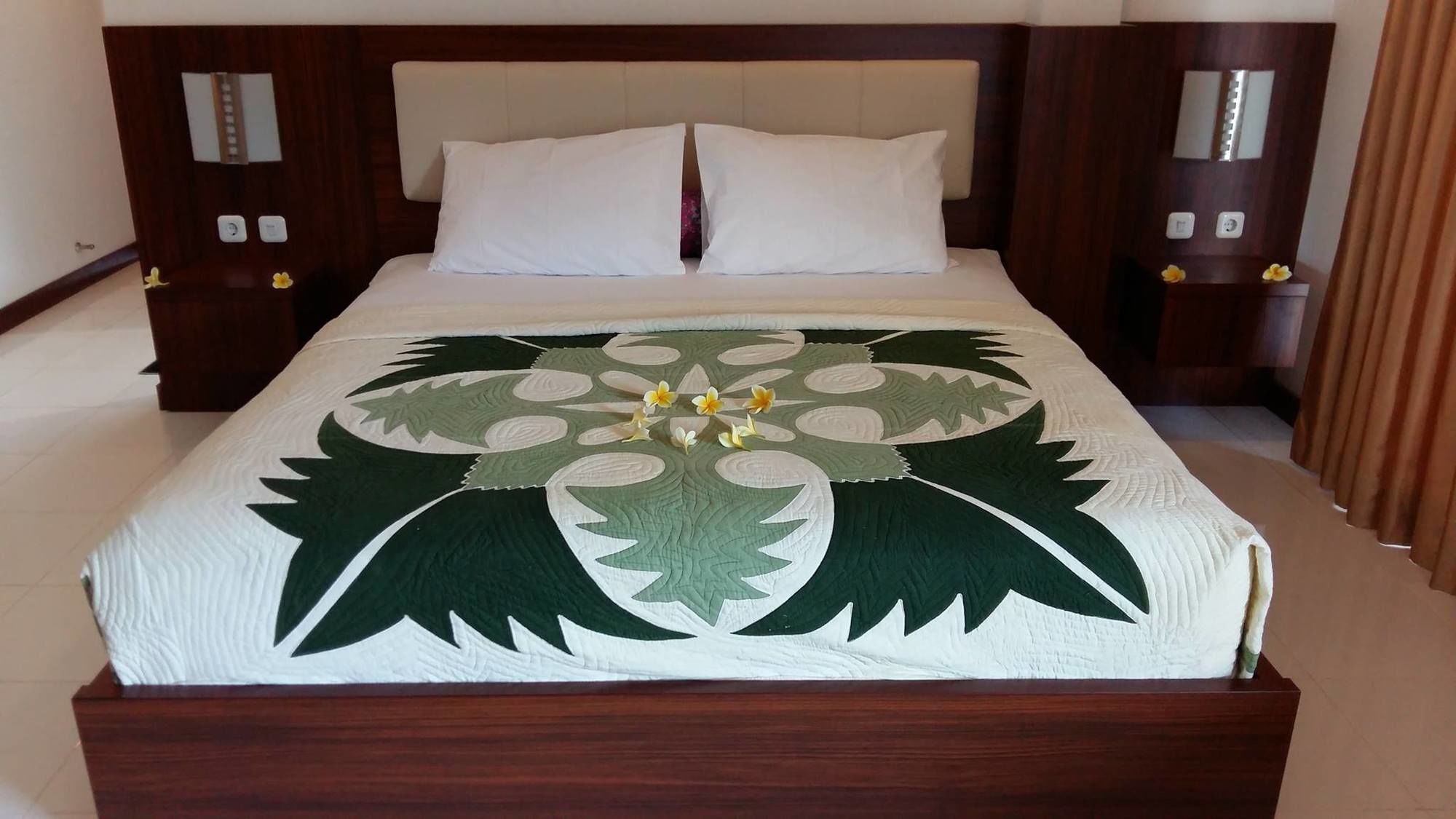 Friends Beach Hotel Kuta  外观 照片